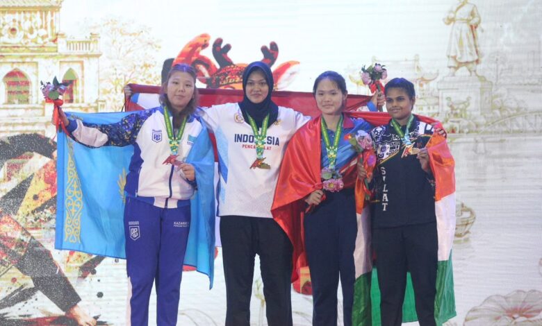 Atlet pencak silat Indonesia asal UMS Kirana Tias Savira berdiri di podium juara satu memegang bendera Merah Putih usai meraih medali emas pada 10th Asian Pencak Silat Championship 2026 di Dong Nai Vietnam.