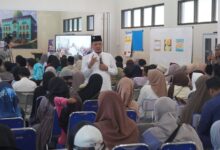 Ketua PDM Kota Semarang Dr. KH. Fachrur Rozi membagikan tips parenting era digital di hadapan peserta Smart Parenting SMK Muhammadiyah 1 Semarang.
