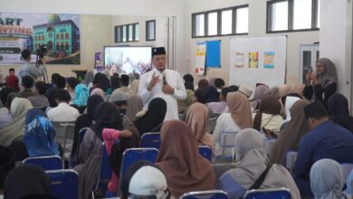 Ketua PDM Kota Semarang Dr. KH. Fachrur Rozi membagikan tips parenting era digital di hadapan peserta Smart Parenting SMK Muhammadiyah 1 Semarang.