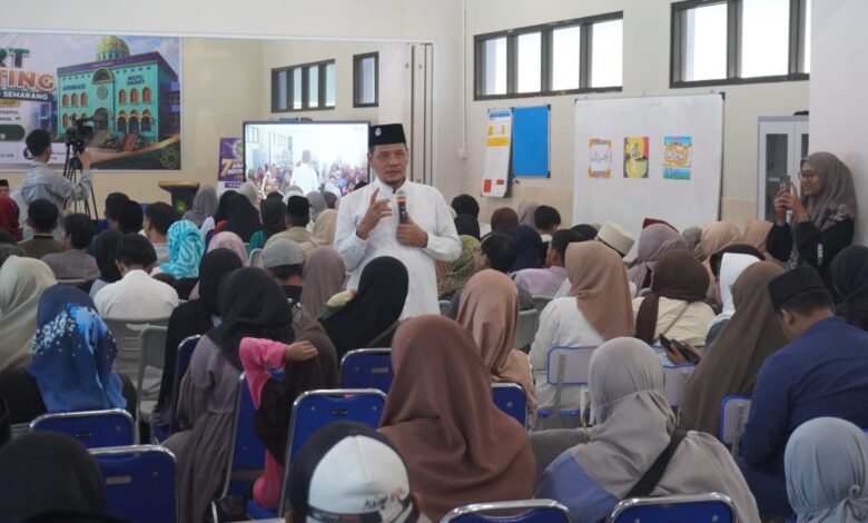 Ketua PDM Kota Semarang Dr. KH. Fachrur Rozi membagikan tips parenting era digital di hadapan peserta Smart Parenting SMK Muhammadiyah 1 Semarang.