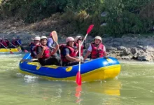 Pegawai Muhammadiyah Kendal berarung jeram saat capacity building di Serayu Rafting Banjarnegara.
