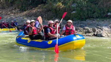 Pegawai Muhammadiyah Kendal berarung jeram saat capacity building di Serayu Rafting Banjarnegara.
