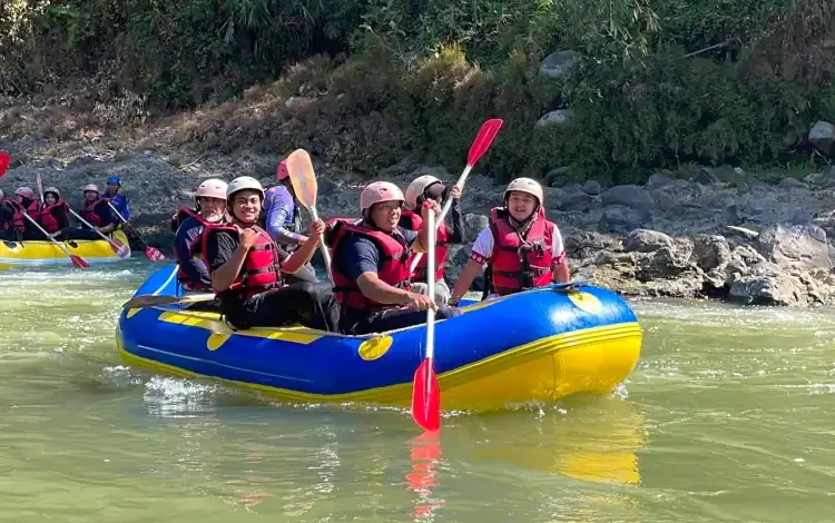 Pegawai Muhammadiyah Kendal berarung jeram saat capacity building di Serayu Rafting Banjarnegara.