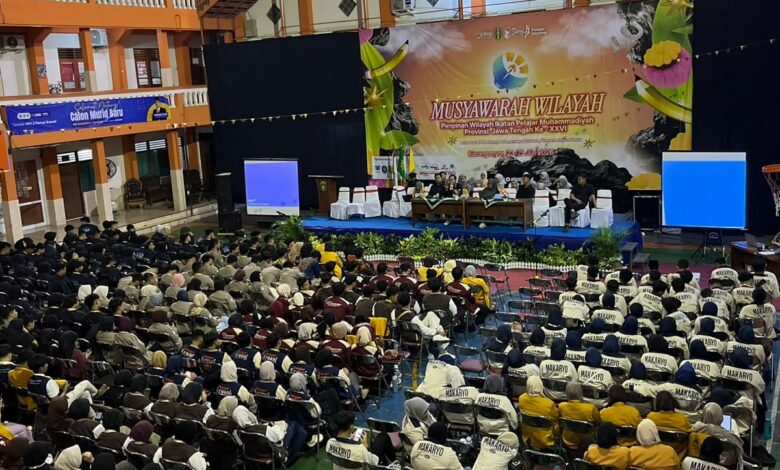 Suasana ruang sidang pleno MUSYWIL IPM Jateng XXVI di Karanganyar yang dihadiri ratusan peserta dan pimpinan majelis.