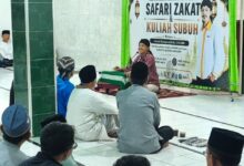 Ikhwanushoffa Wakil Ketua Lazismu Jateng memberikan kajian Safari Zakat dan Kuliah Subuh di Masjid Al Furqon Margasari Tegal