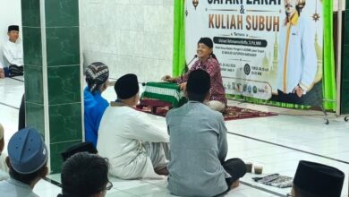 Ikhwanushoffa Wakil Ketua Lazismu Jateng memberikan kajian Safari Zakat dan Kuliah Subuh di Masjid Al Furqon Margasari Tegal