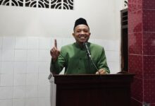 Ustaz Dwi Jatmiko menyampaikan ceramah investasi abadi tanpa rugi di Masjid Al Muthmainnah Nusukan Solo