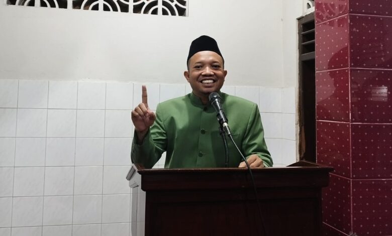 Ustaz Dwi Jatmiko menyampaikan ceramah investasi abadi tanpa rugi di Masjid Al Muthmainnah Nusukan Solo