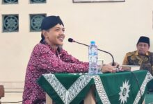 Wakil Ketua Lazismu Jateng Ikhwanushoffa menyampaikan materi saat Kajian Ahad Pagi Lazismu Tegal di Gedung Dakwah Muhammadiyah Talang.