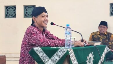 Wakil Ketua Lazismu Jateng Ikhwanushoffa menyampaikan materi saat Kajian Ahad Pagi Lazismu Tegal di Gedung Dakwah Muhammadiyah Talang.