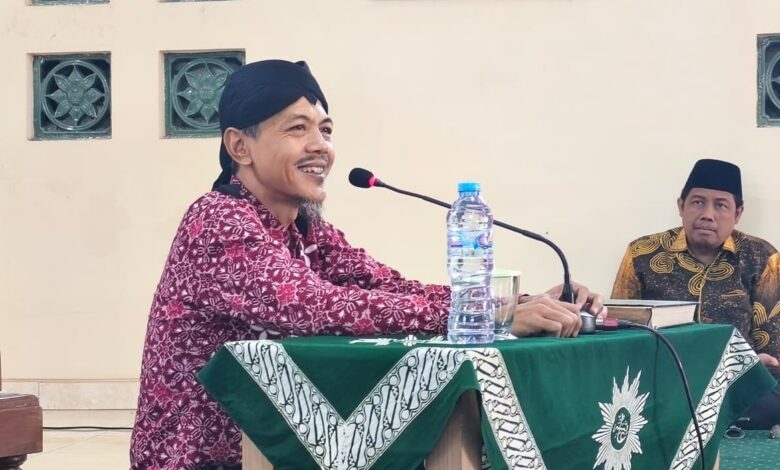 Wakil Ketua Lazismu Jateng Ikhwanushoffa menyampaikan materi saat Kajian Ahad Pagi Lazismu Tegal di Gedung Dakwah Muhammadiyah Talang.