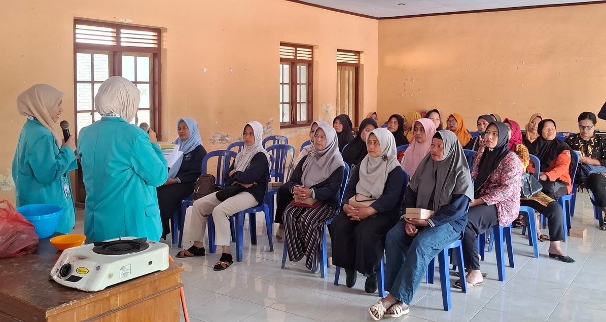 Peserta antusias menyimak pemaparan cara membuat yoghurt alpukat dari mahasiswa PPK Ormawa UMS