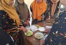 Ibu-ibu Desa Musuk memperagakan cara membuat yoghurt alpukat bersama tim PPK Ormawa UMS Boyolali