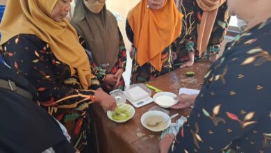 Ibu-ibu Desa Musuk memperagakan cara membuat yoghurt alpukat bersama tim PPK Ormawa UMS Boyolali