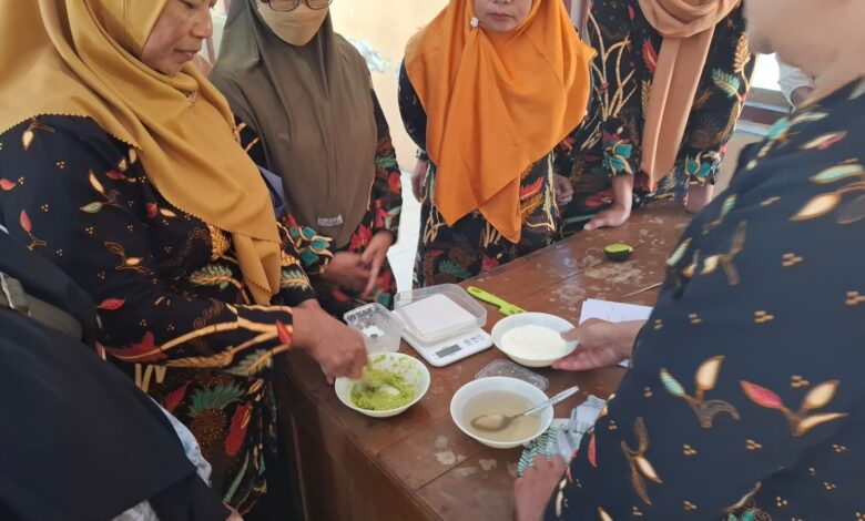 Ibu-ibu Desa Musuk memperagakan cara membuat yoghurt alpukat bersama tim PPK Ormawa UMS Boyolali