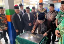 Ketua PWM Jawa Tengah Dr. KH. Tafsir, M.Ag. menandatangani prasasti peresmian Gedung Dakwah PCM Kebakkramat Karanganyar.