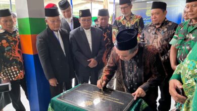 Ketua PWM Jawa Tengah Dr. KH. Tafsir, M.Ag. menandatangani prasasti peresmian Gedung Dakwah PCM Kebakkramat Karanganyar.