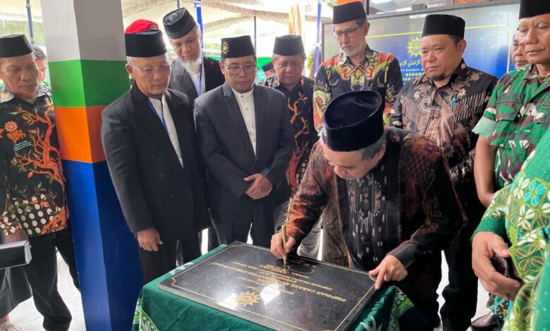 Ketua PWM Jawa Tengah Dr. KH. Tafsir, M.Ag. menandatangani prasasti peresmian Gedung Dakwah PCM Kebakkramat Karanganyar.