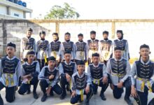 Tim PBB SMP Muhammadiyah 1 Dayeuhluhur pose bersama mengenakan seragam baris berbaris hitam abu-abu dengan sabuk kuning usai meraih Juara Lomba PBB Cilacap 2026.