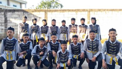 Tim PBB SMP Muhammadiyah 1 Dayeuhluhur pose bersama mengenakan seragam baris berbaris hitam abu-abu dengan sabuk kuning usai meraih Juara Lomba PBB Cilacap 2026.