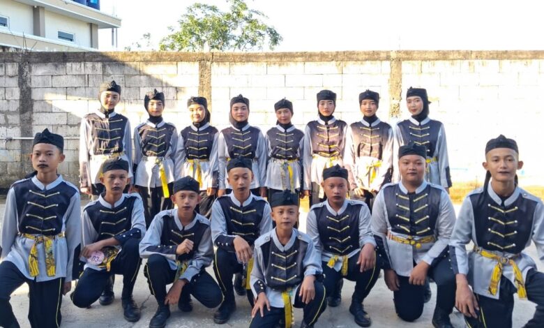 Tim PBB SMP Muhammadiyah 1 Dayeuhluhur pose bersama mengenakan seragam baris berbaris hitam abu-abu dengan sabuk kuning usai meraih Juara Lomba PBB Cilacap 2026.