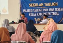 Wakil Ketua Lazismu Jateng, Ikhwanushoffa, saat menyampaikan materi dakwah tentang pentingnya peningkatan kesadaran zakat dalam acara Sekolah Tabligh Muhammadiyah di Kabupaten Tegal.