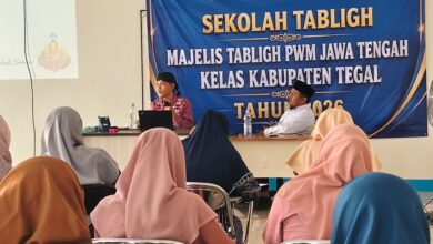 Wakil Ketua Lazismu Jateng, Ikhwanushoffa, saat menyampaikan materi dakwah tentang pentingnya peningkatan kesadaran zakat dalam acara Sekolah Tabligh Muhammadiyah di Kabupaten Tegal.