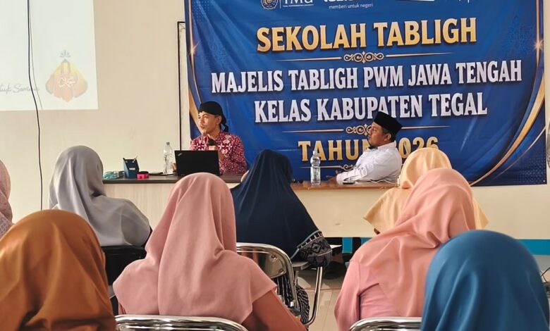 Wakil Ketua Lazismu Jateng, Ikhwanushoffa, saat menyampaikan materi dakwah tentang pentingnya peningkatan kesadaran zakat dalam acara Sekolah Tabligh Muhammadiyah di Kabupaten Tegal.