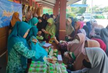 Suasana kegiatan Aisyiyah Berbagi di Kesugihan Cilacap, relawan sedang membagikan paket sayuran gratis dan melayani pembelian sembako murah kepada jamaah pengajian wanita yang mengantre tertib.