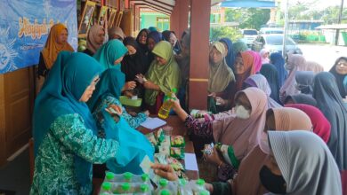 Suasana kegiatan Aisyiyah Berbagi di Kesugihan Cilacap, relawan sedang membagikan paket sayuran gratis dan melayani pembelian sembako murah kepada jamaah pengajian wanita yang mengantre tertib.