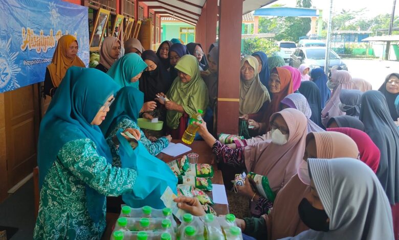 Suasana kegiatan Aisyiyah Berbagi di Kesugihan Cilacap, relawan sedang membagikan paket sayuran gratis dan melayani pembelian sembako murah kepada jamaah pengajian wanita yang mengantre tertib.