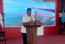 Ketua PDM Kota Semarang KH Fachrur Rozi memberikan sambutan dalam acara tasyakuran alumni Haji 2026 di Rumah Dinas Wali Kota Semarang.