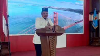 Ketua PDM Kota Semarang KH Fachrur Rozi memberikan sambutan dalam acara tasyakuran alumni Haji 2026 di Rumah Dinas Wali Kota Semarang.