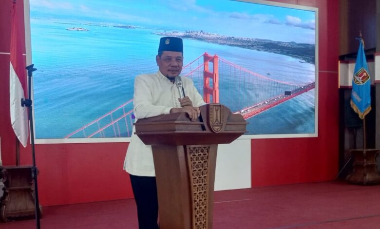 Ketua PDM Kota Semarang KH Fachrur Rozi memberikan sambutan dalam acara tasyakuran alumni Haji 2026 di Rumah Dinas Wali Kota Semarang.