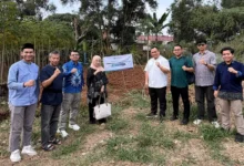 Jajaran LDK PP Muhammadiyah dan wakif foto bersama di lahan wakaf Depok tempat Muhammadiyah bangun Rumah Singgah Mualaf.