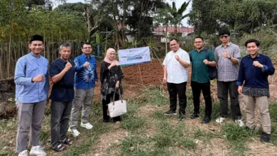 Jajaran LDK PP Muhammadiyah dan wakif foto bersama di lahan wakaf Depok tempat Muhammadiyah bangun Rumah Singgah Mualaf.