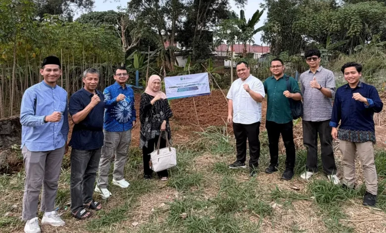 Jajaran LDK PP Muhammadiyah dan wakif foto bersama di lahan wakaf Depok tempat Muhammadiyah bangun Rumah Singgah Mualaf.