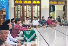Wakil Ketua Lazismu Jateng Ikhwanushoffa memberikan materi kajian zakat dan sedekah di hadapan jamaah Masjid Al Azhar Suradadi Tegal.