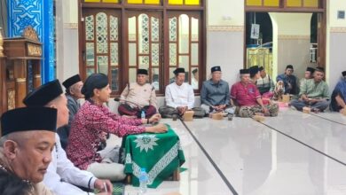 Wakil Ketua Lazismu Jateng Ikhwanushoffa memberikan materi kajian zakat dan sedekah di hadapan jamaah Masjid Al Azhar Suradadi Tegal.
