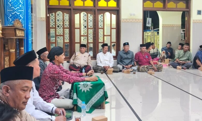 Wakil Ketua Lazismu Jateng Ikhwanushoffa memberikan materi kajian zakat dan sedekah di hadapan jamaah Masjid Al Azhar Suradadi Tegal.