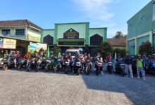 Puluhan pengendara sepeda motor komunitas BikersMU Klaten berpose bersama di halaman sekolah SMP Muhammadiyah 11 Jogonalan Klaten sebelum berangkat turing dakwah ke Tol Kayangan, mengenakan helm dan jaket lengkap.