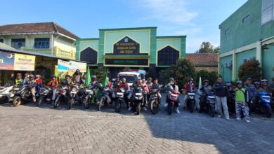 Puluhan pengendara sepeda motor komunitas BikersMU Klaten berpose bersama di halaman sekolah SMP Muhammadiyah 11 Jogonalan Klaten sebelum berangkat turing dakwah ke Tol Kayangan, mengenakan helm dan jaket lengkap.