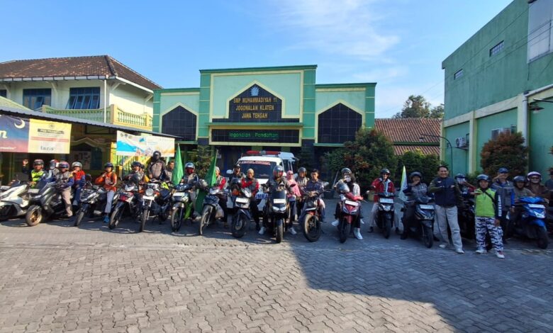 Puluhan pengendara sepeda motor komunitas BikersMU Klaten berpose bersama di halaman sekolah SMP Muhammadiyah 11 Jogonalan Klaten sebelum berangkat turing dakwah ke Tol Kayangan, mengenakan helm dan jaket lengkap.