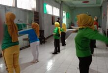 Peserta Prolanis Klinik Yasmin Medika Jepara antusias mengikuti gerakan Senam Osteoporosis Lansia di aula.