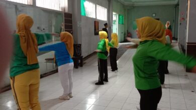 Peserta Prolanis Klinik Yasmin Medika Jepara antusias mengikuti gerakan Senam Osteoporosis Lansia di aula.