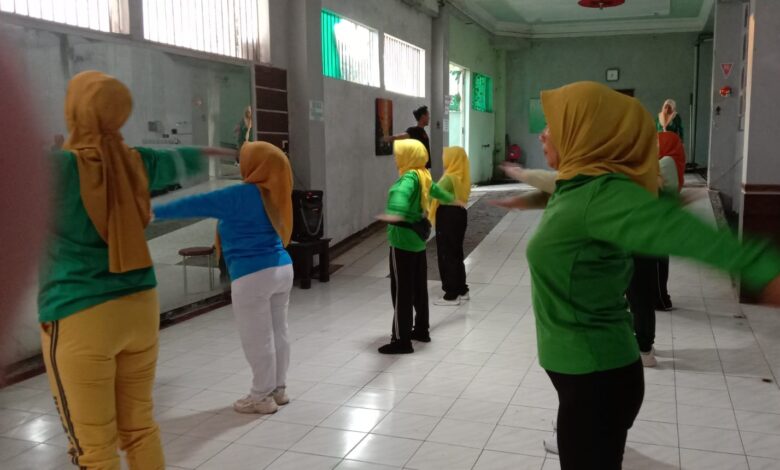 Peserta Prolanis Klinik Yasmin Medika Jepara antusias mengikuti gerakan Senam Osteoporosis Lansia di aula.