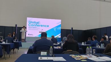 Suasana forum konferensi internasional bertajuk Global Conference dengan pembicara di atas panggung dan audiens yang menyimak di dalam ruangan.