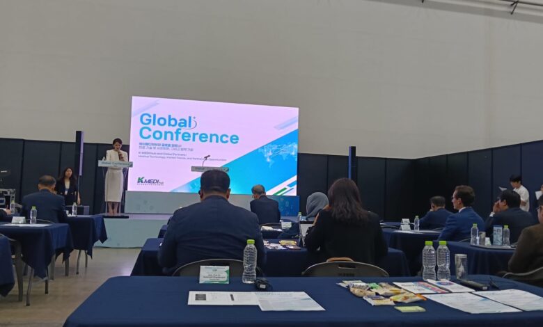 Suasana forum konferensi internasional bertajuk Global Conference dengan pembicara di atas panggung dan audiens yang menyimak di dalam ruangan.