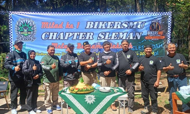 Sejumlah peserta serius memperhatikan proses mencanting dan melukis pola kain batik di atas meja dalam ruangan.