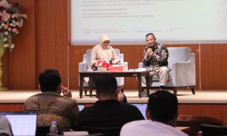 Direktur Sumber Daya Kemdiktisaintek Prof Sri Suning Kusumawardani memaparkan materi regulasi karier dosen terbaru Kemdiktisaintek di UMP